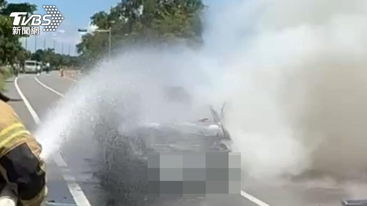 轎車燒成火球。(圖/TVBS)