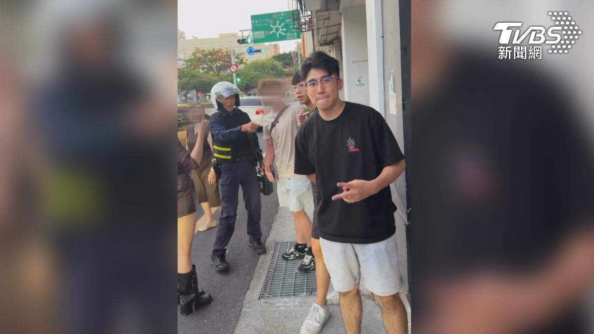台南有女子在網上抱怨,說自己夥伴開車撞到人有錯,但被撞的一方卻態度差,看到她拿手機拍,還對鏡頭比YA(圖/翻攝Threads@l.e.g.g.l)
