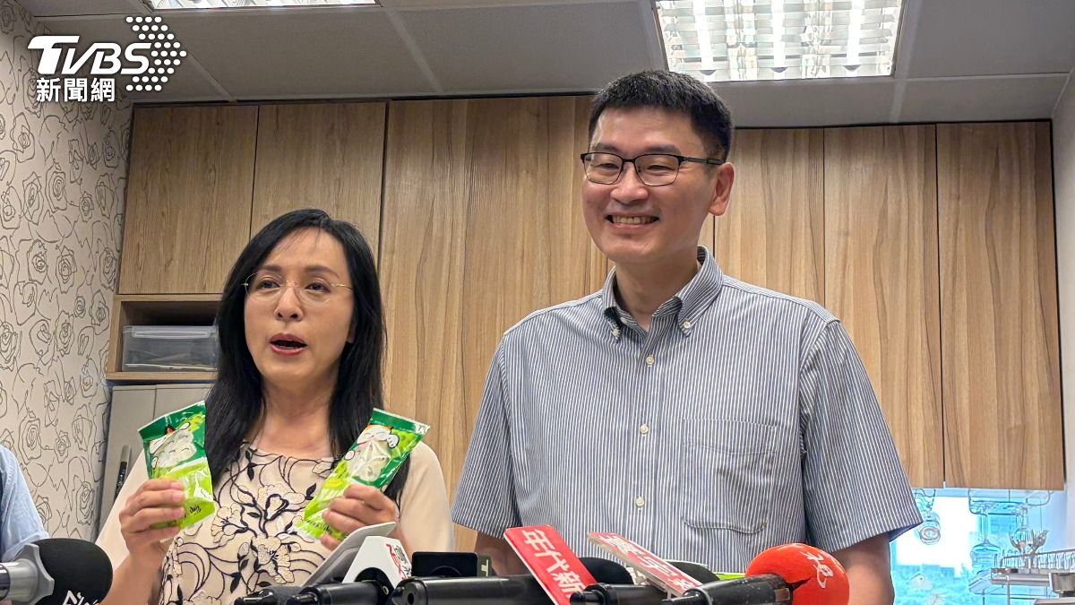 陸委會副主委梁文傑今日與台東縣長候選人陳瑩一起推銷鳳梨釋迦。（圖／傅乙珮攝）