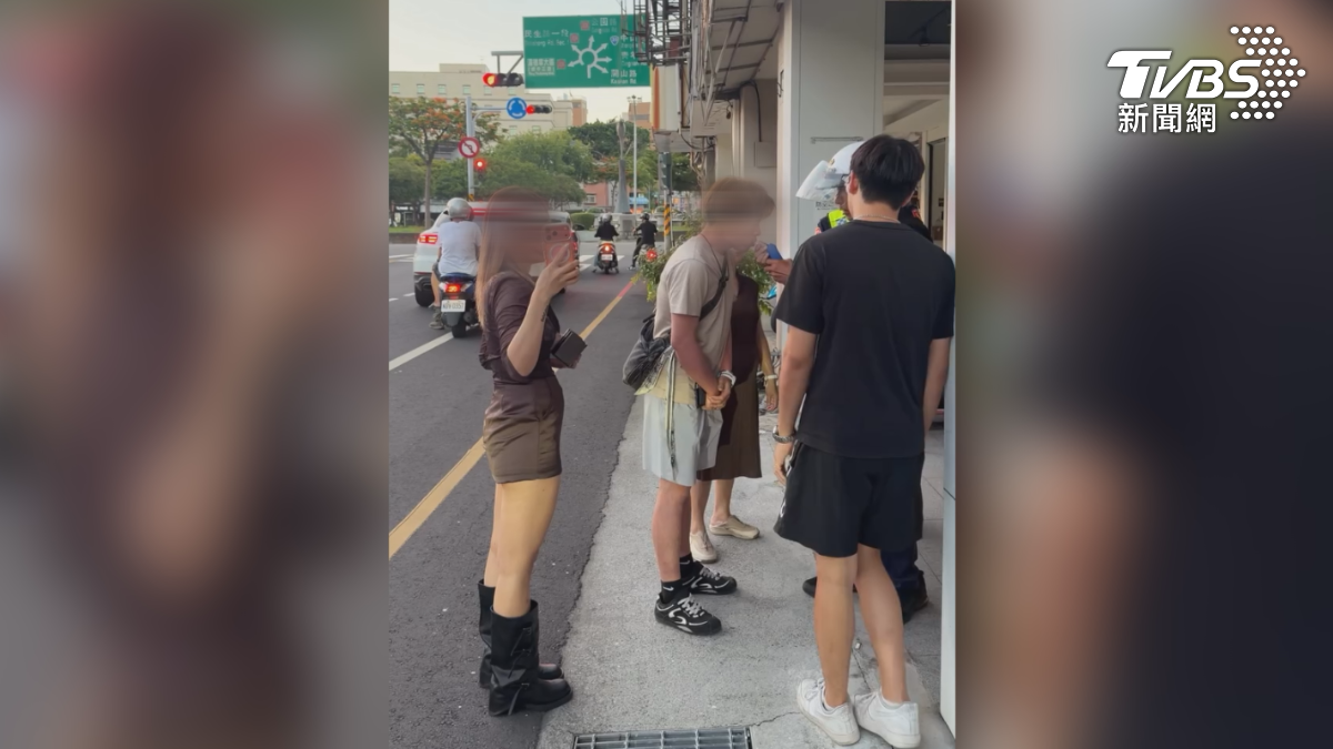 畫面中的一對母女則是垮著一張臉,女兒也拿著手機狂拍,事後女子在社群指控對方態度不好還罵髒話,但貼文遭網友撻伐(圖/翻攝Threads@l.e.g.g.l)