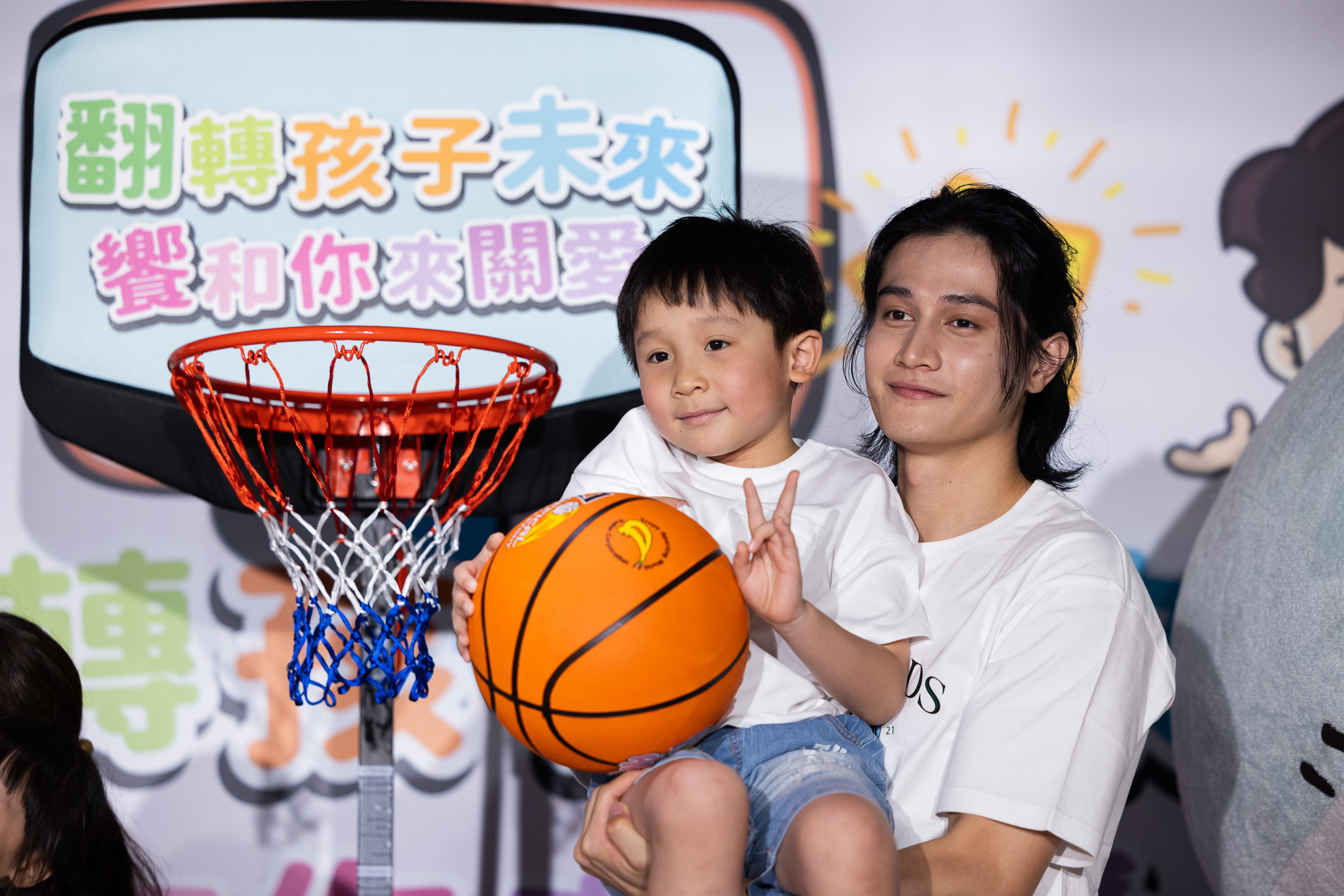 饗賓集團今年邀請台啤永豐雲豹隊明星球員高錦瑋擔任引言人,高錦瑋以自身成長的生命故事出發,分享陪伴與關愛可給予孩子翻轉未來的勇氣。圖/饗賓集團提供