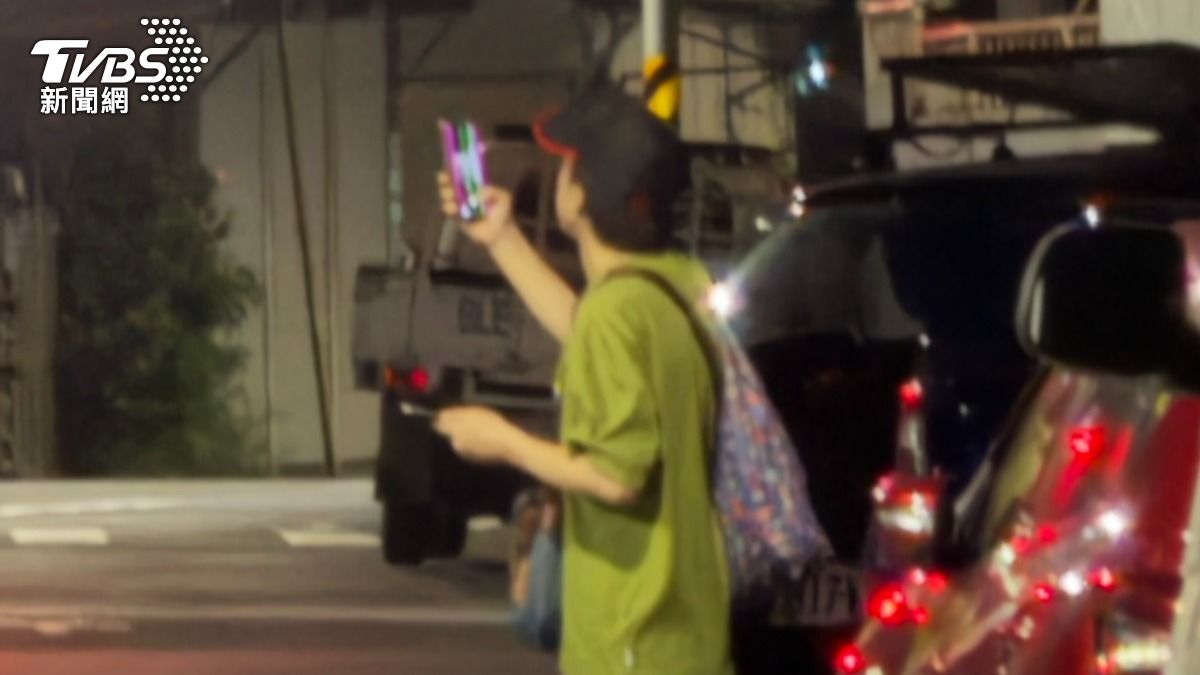 民眾通報男子不曉得深夜在拍什麼,里長街頭反蹲點,提醒里民注意。(圖/TVBS)