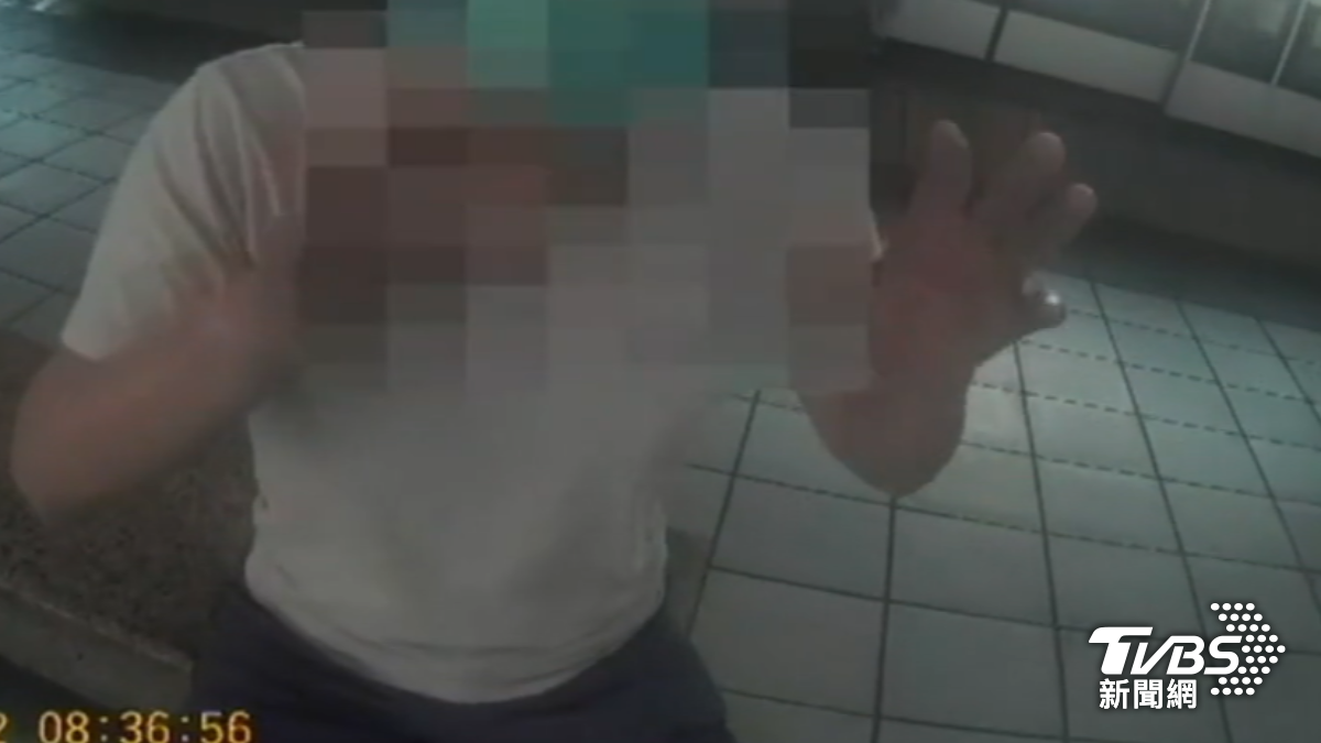 男子向捷運警察解釋衝突過程。(圖/TVBS)
