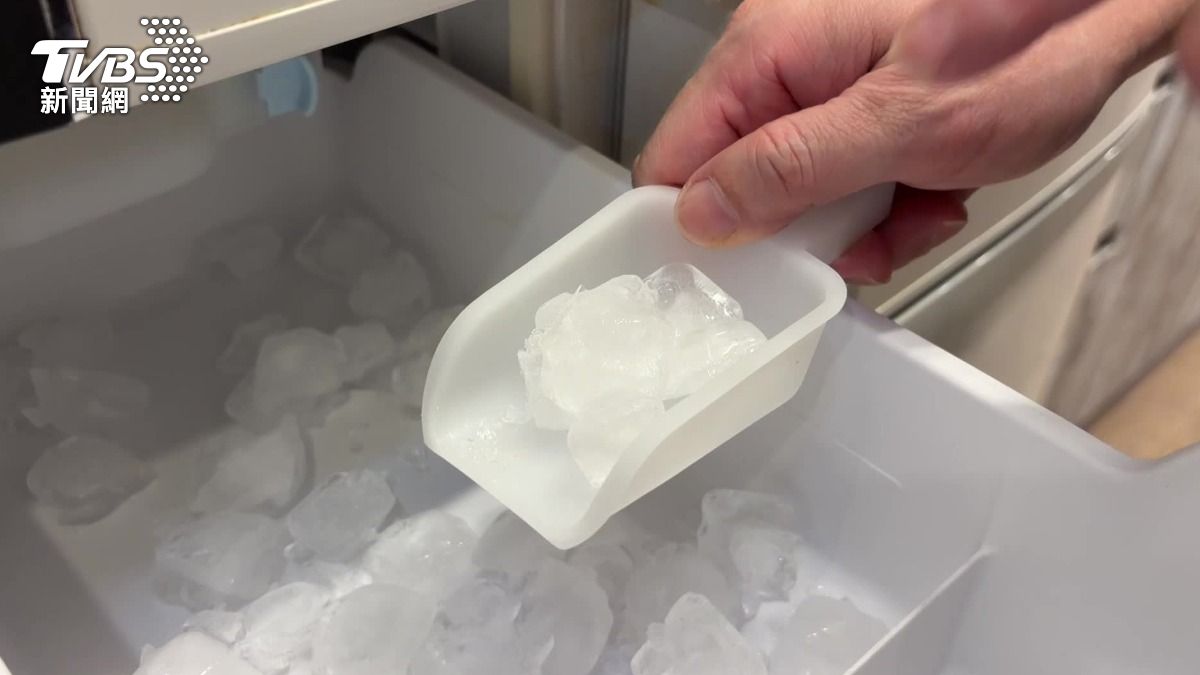 將飲用水倒入製冰盒並放回冰箱,最快一個小時就能製作出大量冰塊。(圖/TVBS)