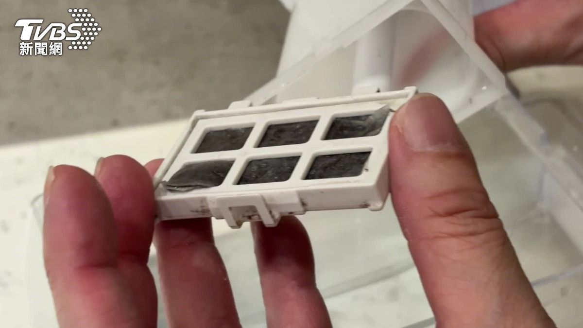 電器專家提醒,如果濾芯顏色變深就要更換,而且建議一年就要換一次。(圖/TVBS)