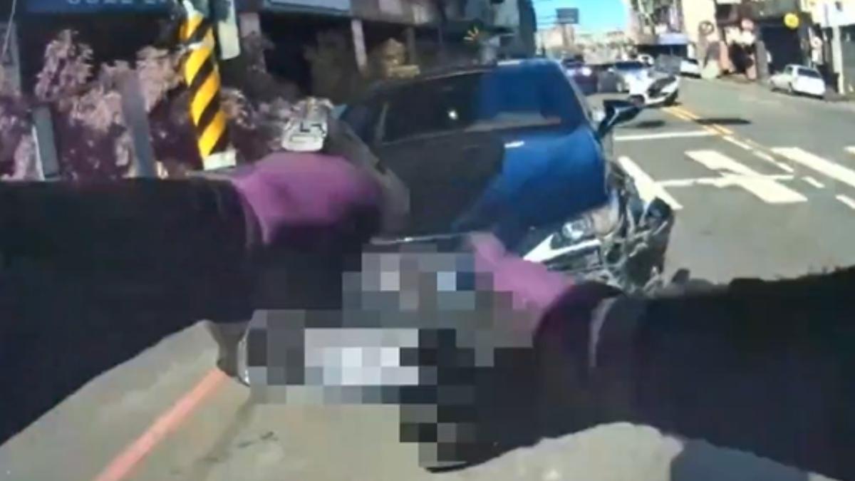 酒駕肇逃的駕駛不停車,員警掏出手槍及警棍後才乖乖就範。(圖/TVBS)