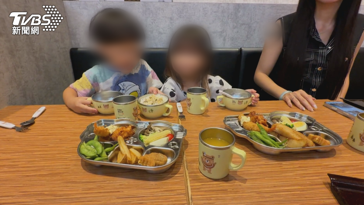 高雄一名家長帶孩子到連鎖日式餐廳用餐,點了兒童套餐才發現湯烏龍麵含有酒精成分,事後網路發文,質疑業者未在菜單上清楚標示(圖/非當事家長)