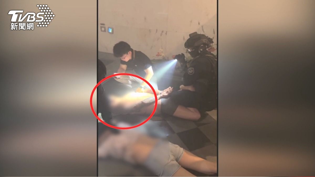 南庄清晨驚傳槍響!車隊停下秒被掃射21槍 警攻堅逮5嫌查獲大批彈藥。(圖/TVBS)