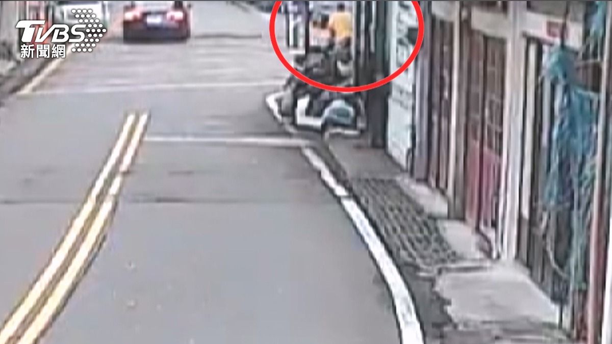 南庄清晨驚傳槍響!車隊停下秒被掃射21槍 警攻堅逮5嫌查獲大批彈藥。(圖/TVBS)
