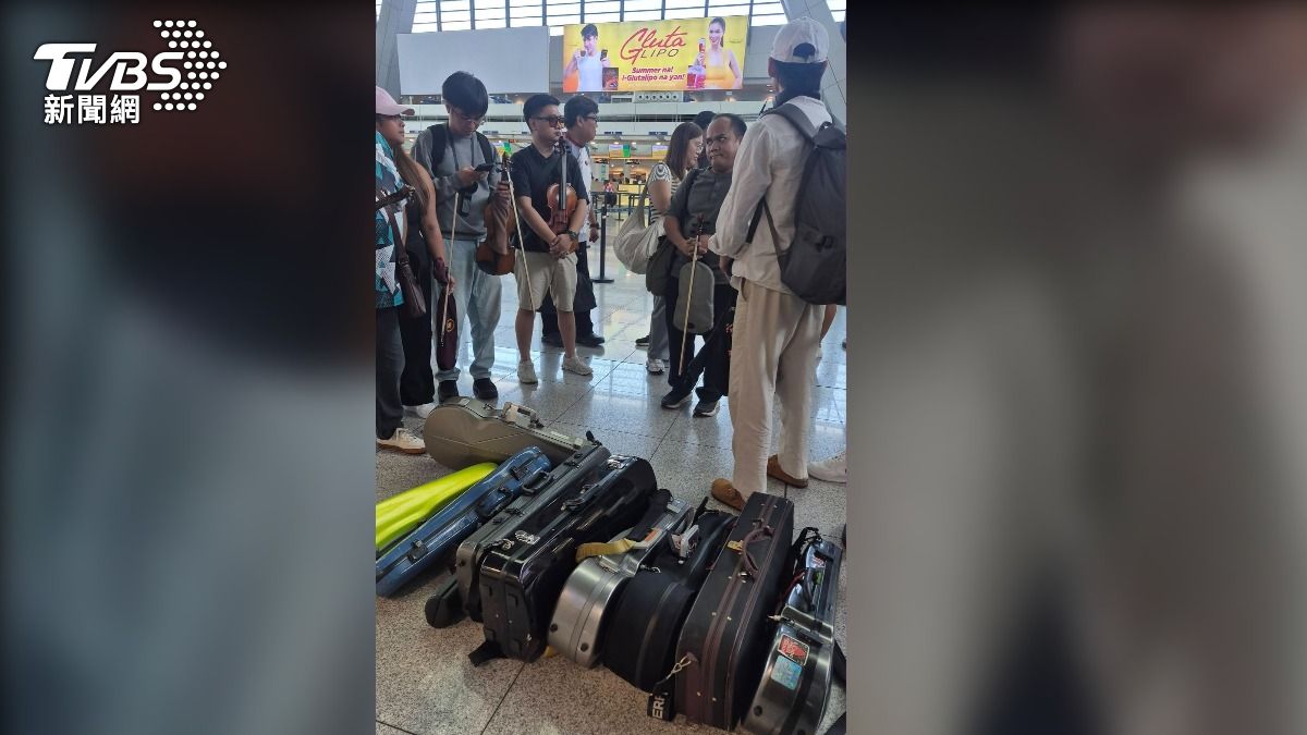 僅有琴盒託運，樂器跟弓都必須手提上機。（圖／交響樂團提供）