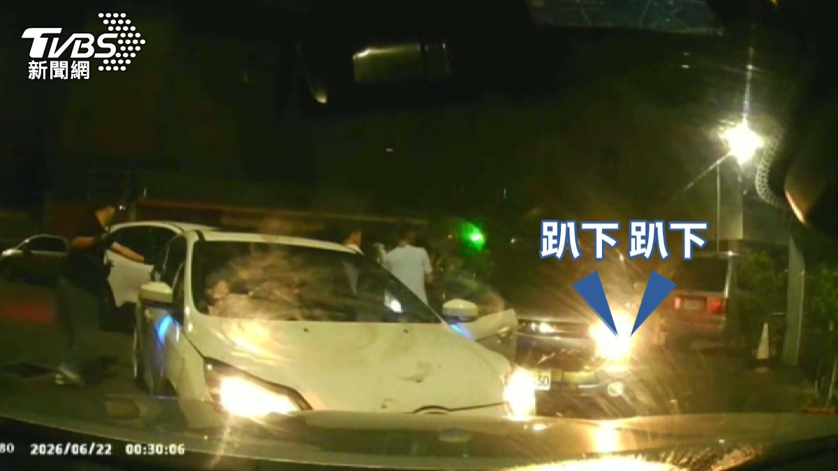 毒駕男衝撞警車　刑警破窗壓制逮人