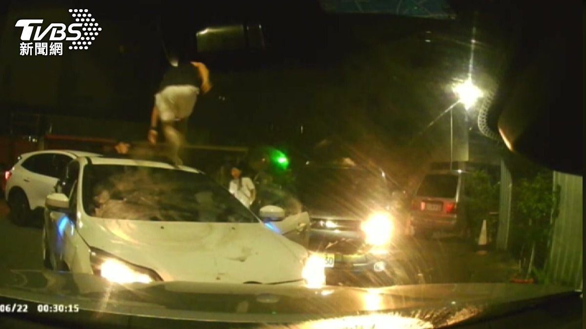 毒駕男衝撞警車　三車包抄抓人