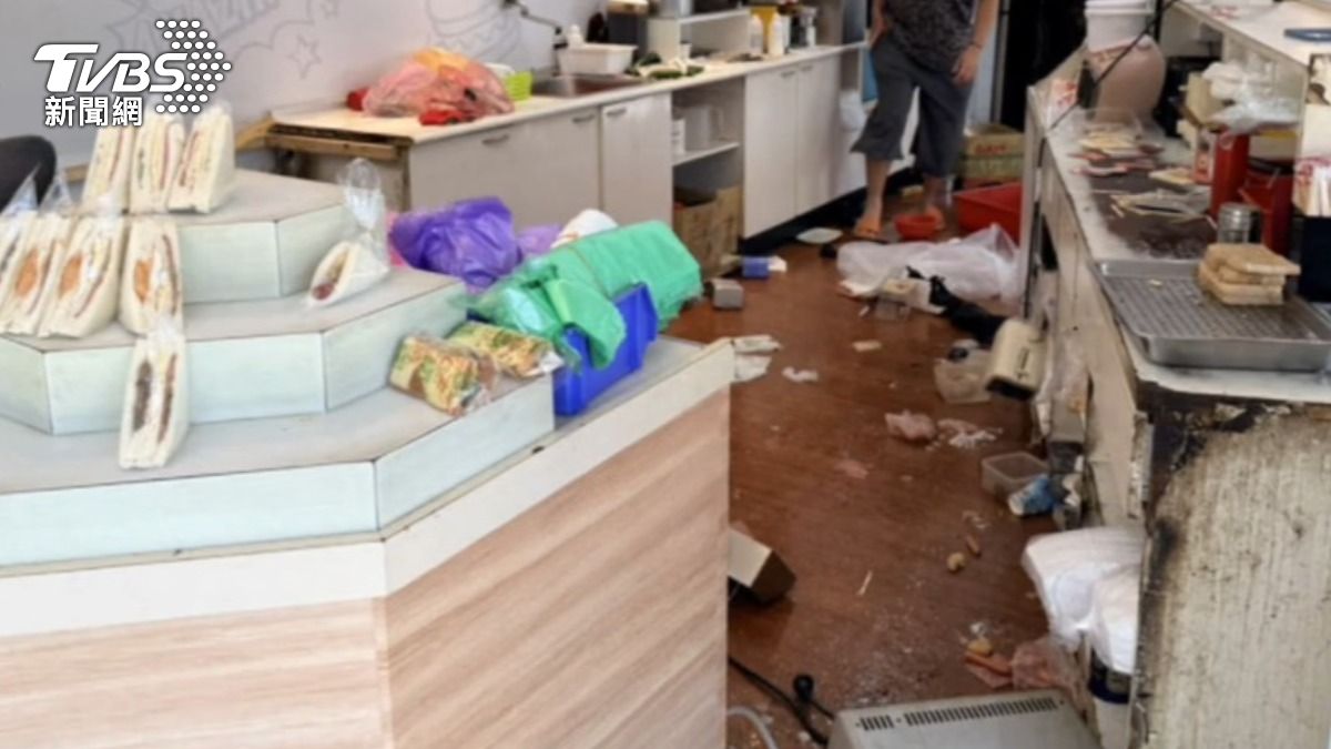 早餐店爆發衝突!顧客衝櫃台動粗,老闆娘勸架遭燙傷。(圖/TVBS)