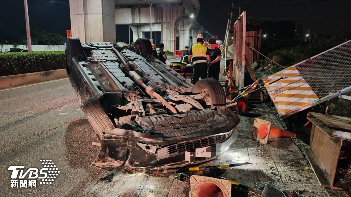 撞甲糜糜卯卯!疑變換車道釀禍 新北大道轎車撞護欄「烏龜翻」