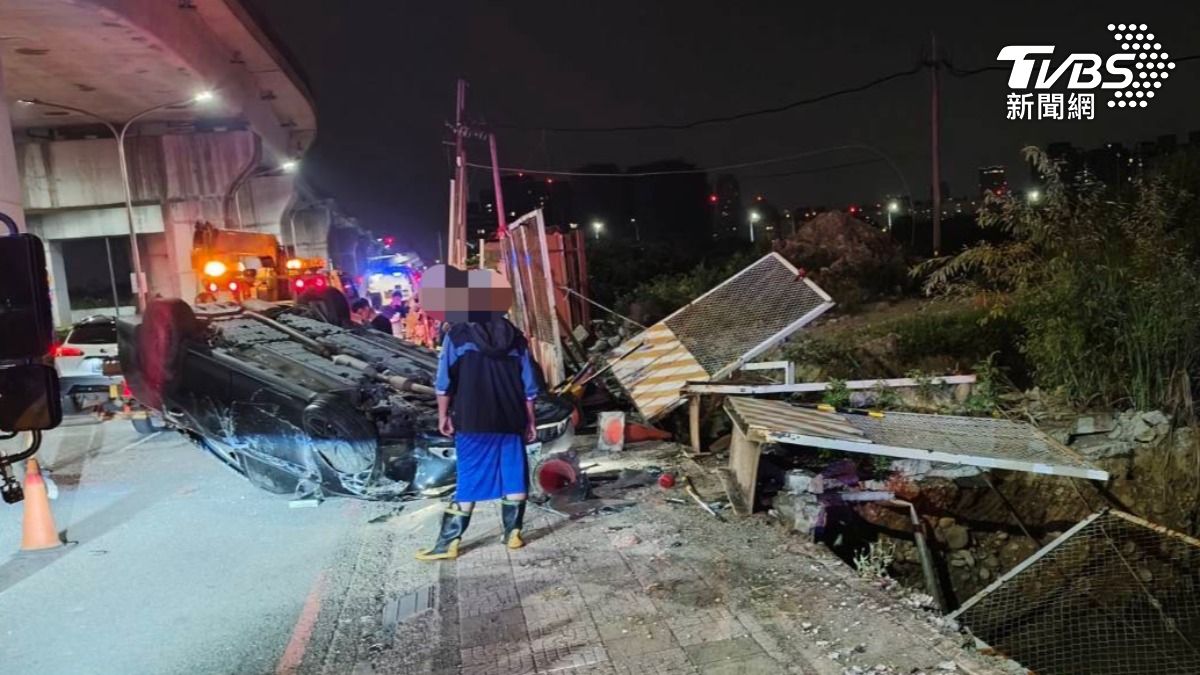由於撞擊角度與力道,于男的車輛隨即失控,撞倒一旁的工地護欄後當場翻覆。(圖/TVBS)