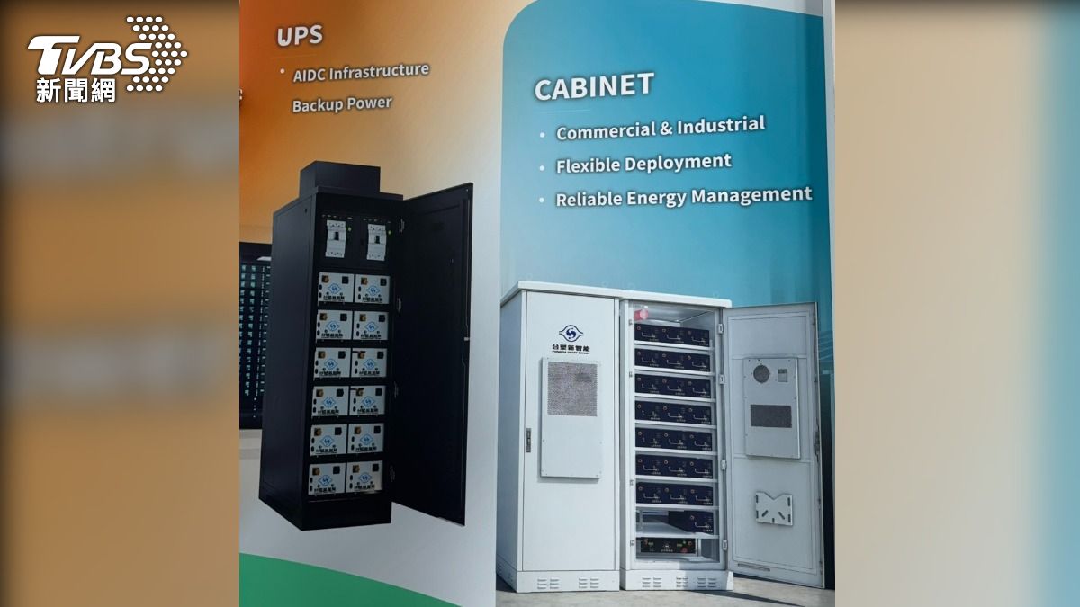 台塑新智能UPS為不斷電系統,右為小型機櫃儲能系統。(圖/謝佩穎攝)