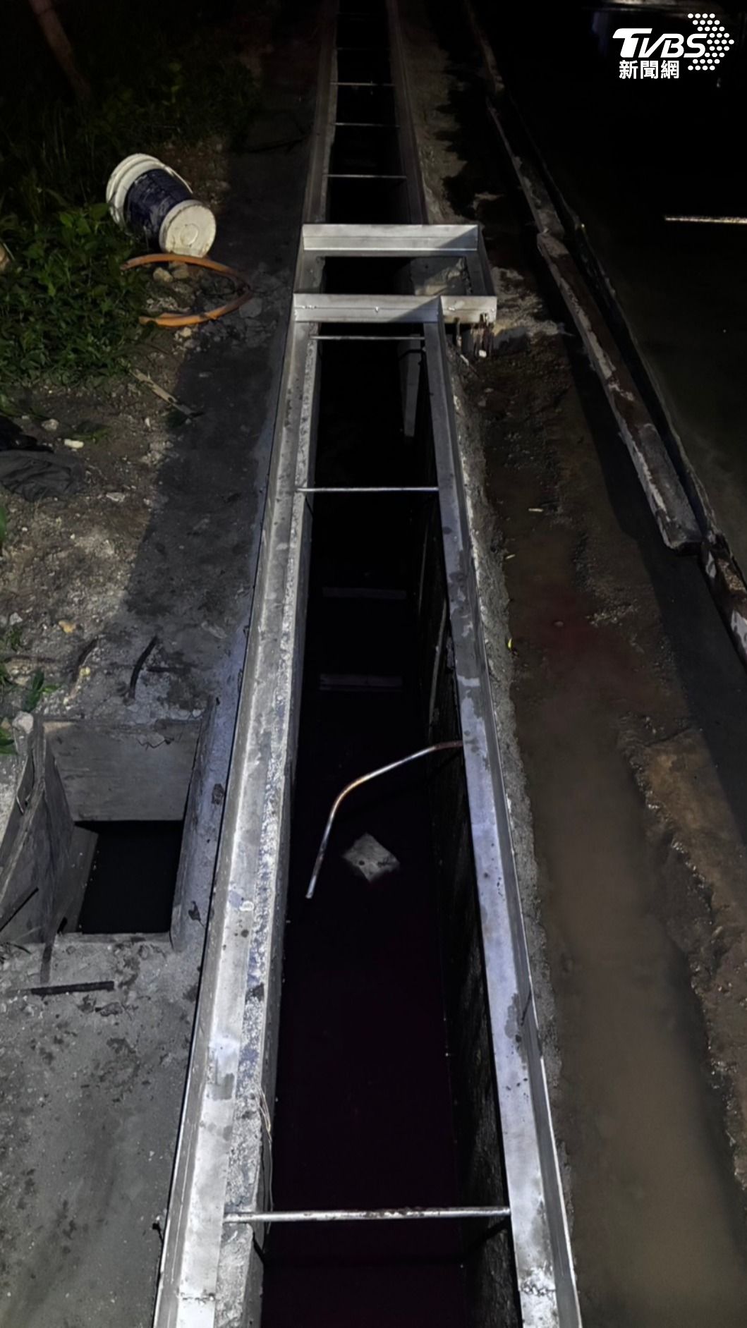 警消人員迅速趕抵現場，發現水溝內的男子已無生命跡象、明顯死亡多時。（圖／TVBS）