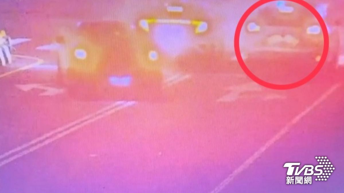 轎車停在路中引人側目。（圖／TVBS）