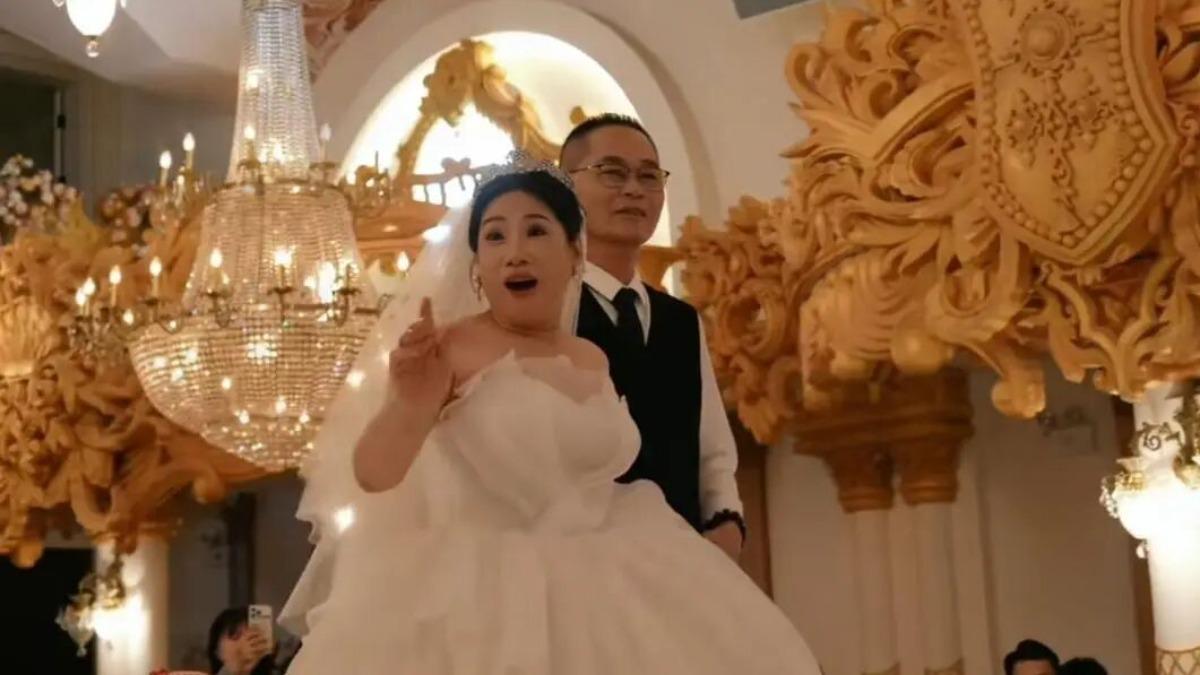遲到36年的婚禮!陸兄妹騙爸媽拍全家福 她進場才知「主角是自己」