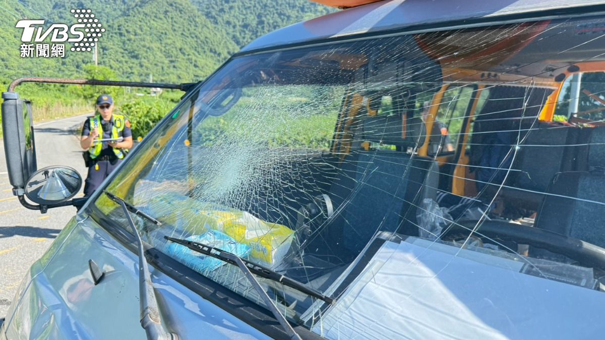 廂型車正面玻璃留下大片蜘蛛網狀裂痕。(圖/TVBS)