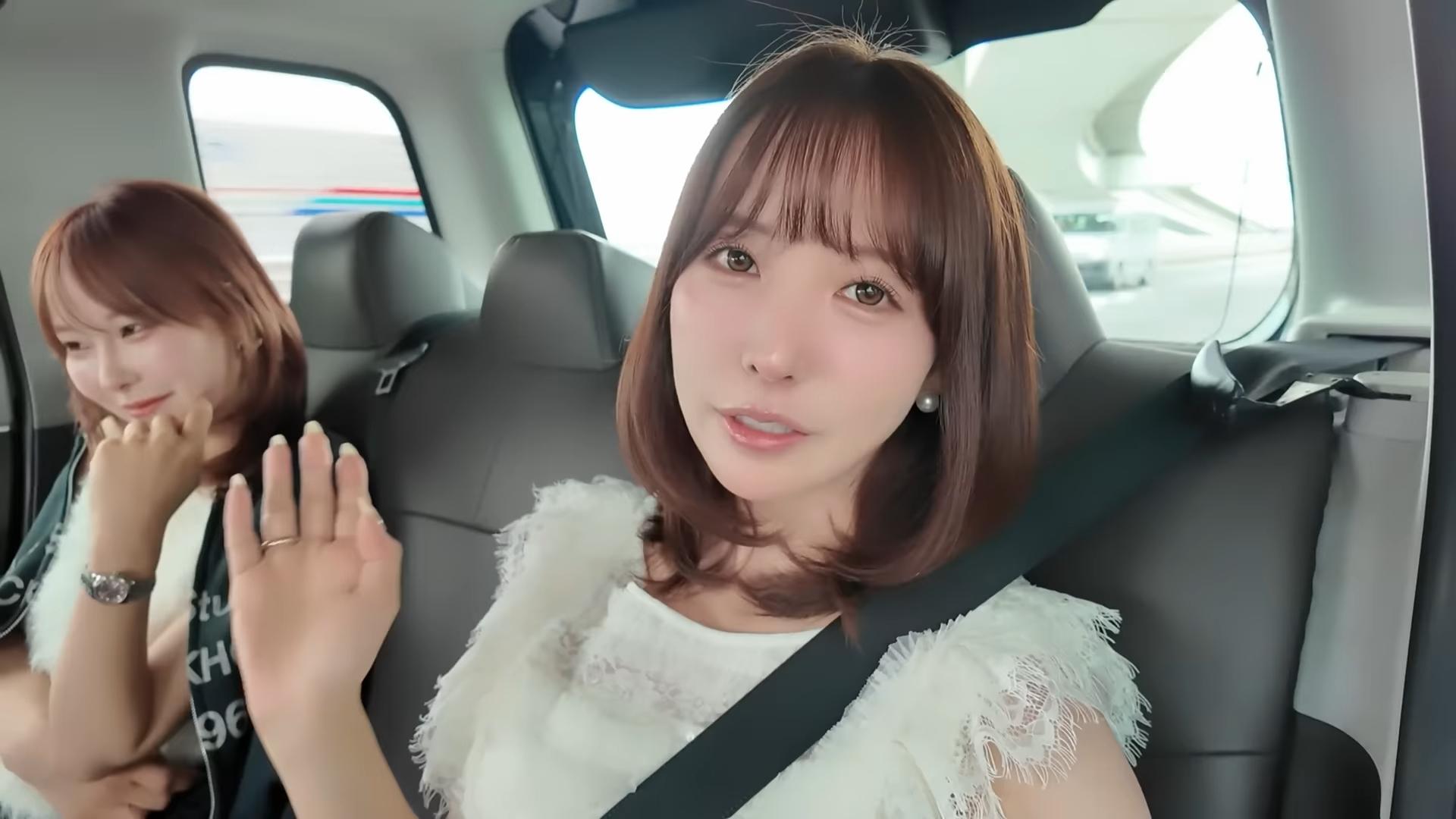 三上悠亞(右)乾脆找設計師好友一起上YouTube。(圖/翻攝自三上悠亞YouTube)