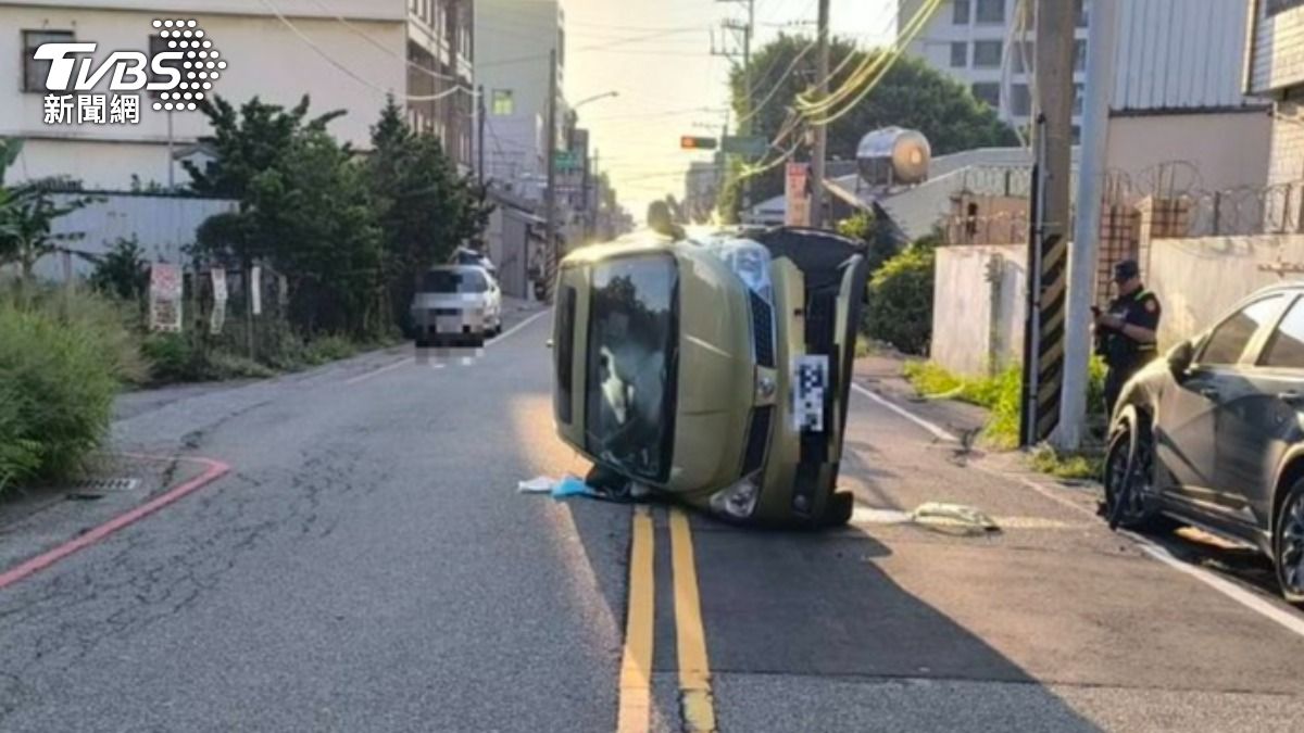 車子不要了？台中市驚見小轎車側躺路中央　駕駛自撞竟逃之夭夭