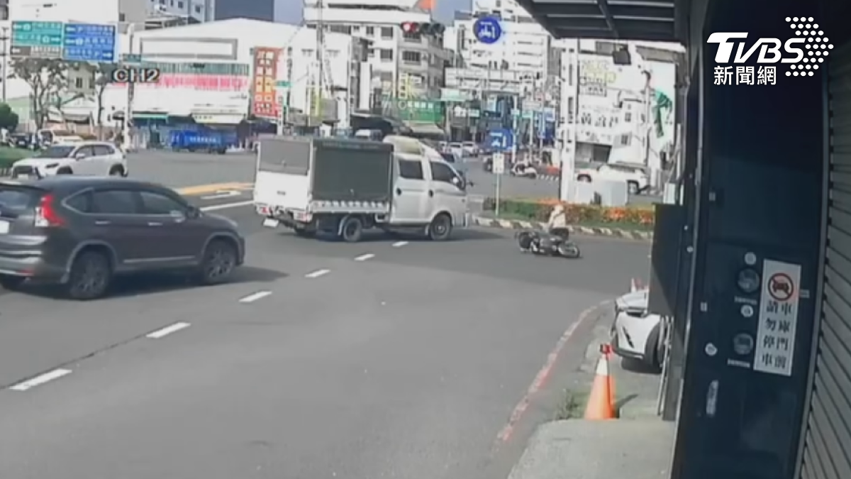 嘉義市嘉雄陸橋的下橋處，常有車輛右轉發生車禍，原來下橋處右轉車道的標線，卻引導車輛一下橋，要匯入機慢車道右轉（圖／翻攝Threads＠yiting.lin.35）