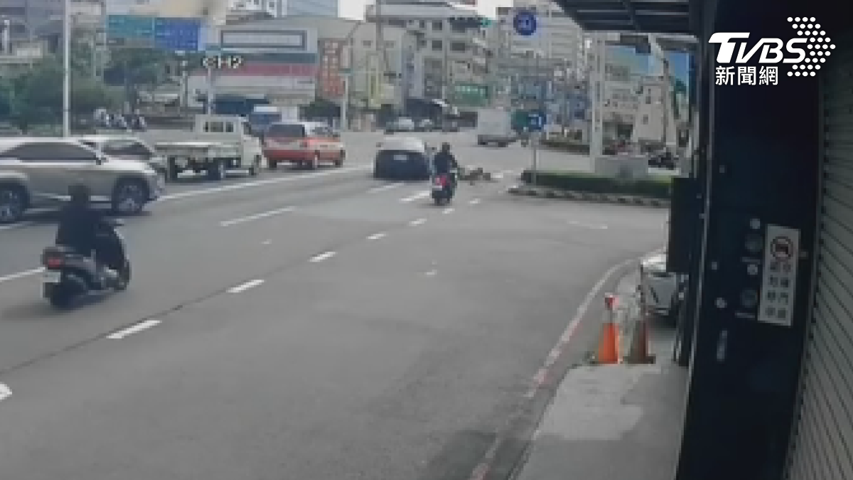 五月初，現場也發生車輛右轉，結果一個偏移，嚇得騎士失控自摔倒地（圖／翻攝Threads＠yiting.lin.35）