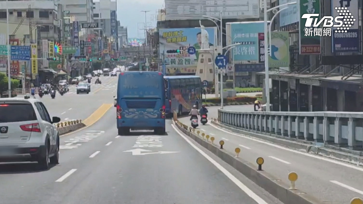 橋上有左轉專用道，以及直行跟右轉車道的標線，但下橋處的右轉缺口，除了只有短短十幾公尺，還得跟機車爭道，因此意外頻傳（圖／TVBS）