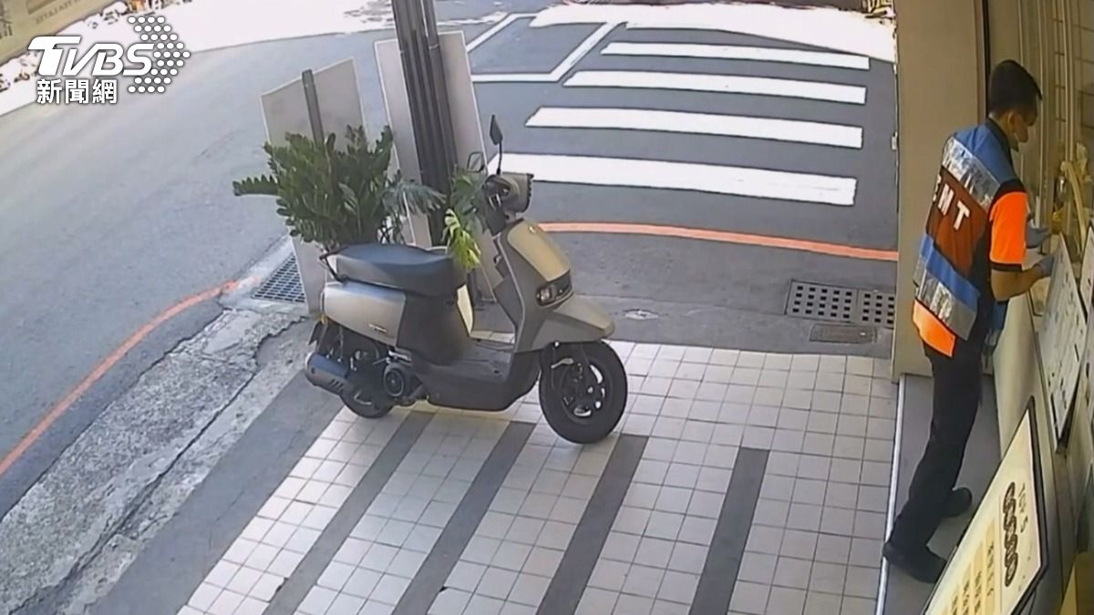 救護人員當機立斷，朝前方飲料店狂奔求援，向店員說明需要袋子裝大量冰塊。（圖／TVBS）