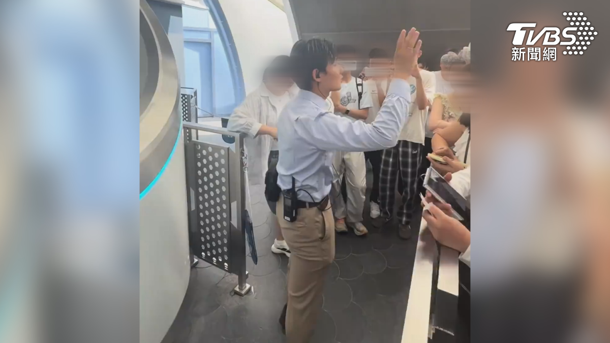 民眾高喊退票，因為當時有有遊樂設施故障，買了早享以及尊享票，卻浪費在故障設施的排隊，因此當場爆氣（圖／翻攝微博視頻號）