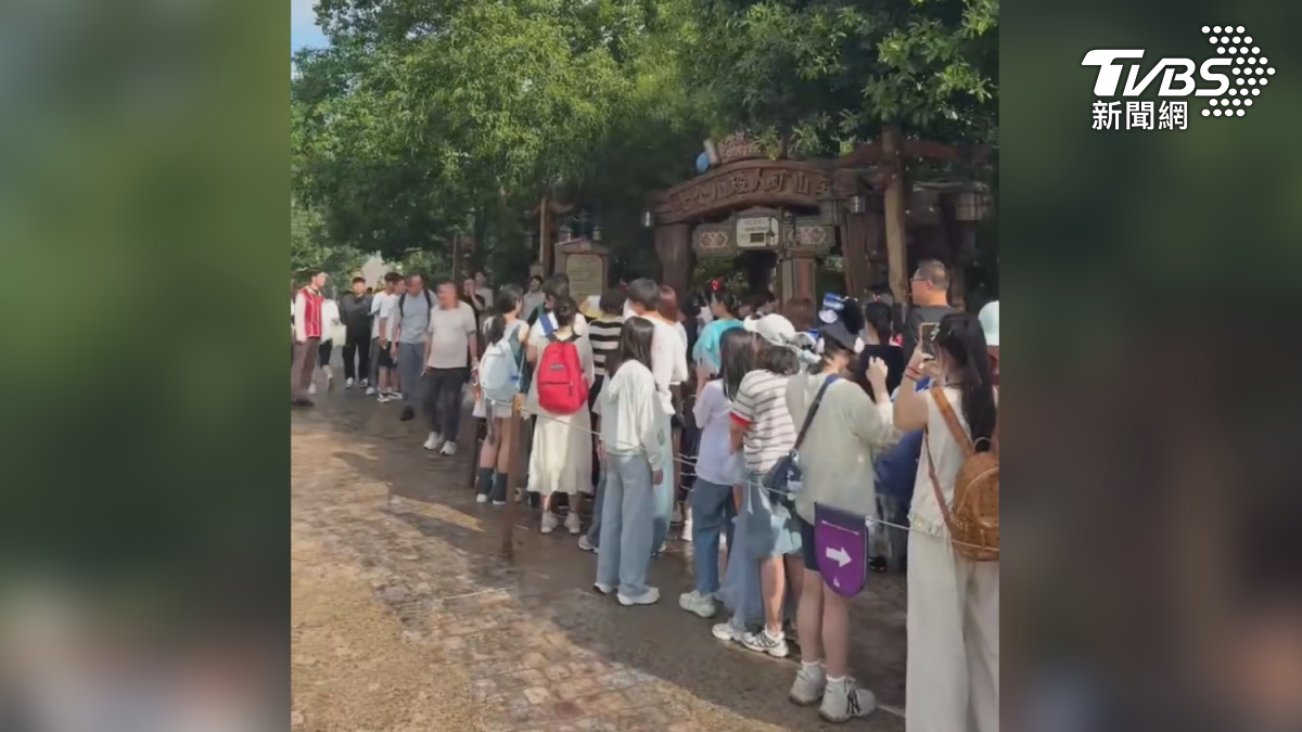 遊樂設施故障，但排隊人龍在大太陽底下，已經多到不見盡頭（圖／翻攝微博視頻號）
