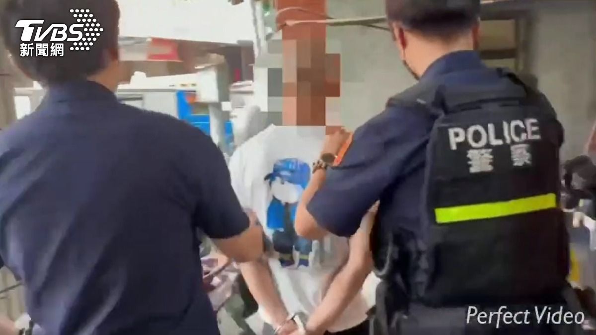 黃姓通緝犯被警方移送法辦。(圖/TVBS)