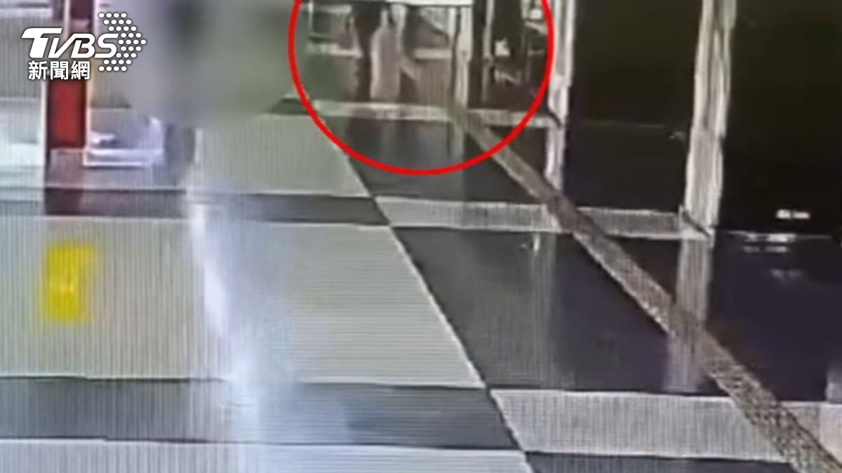 板橋火車站男子意圖偷取連鎖咖啡廳零錢箱,鐵路警察鎖定特徵追查。(圖/TVBS)