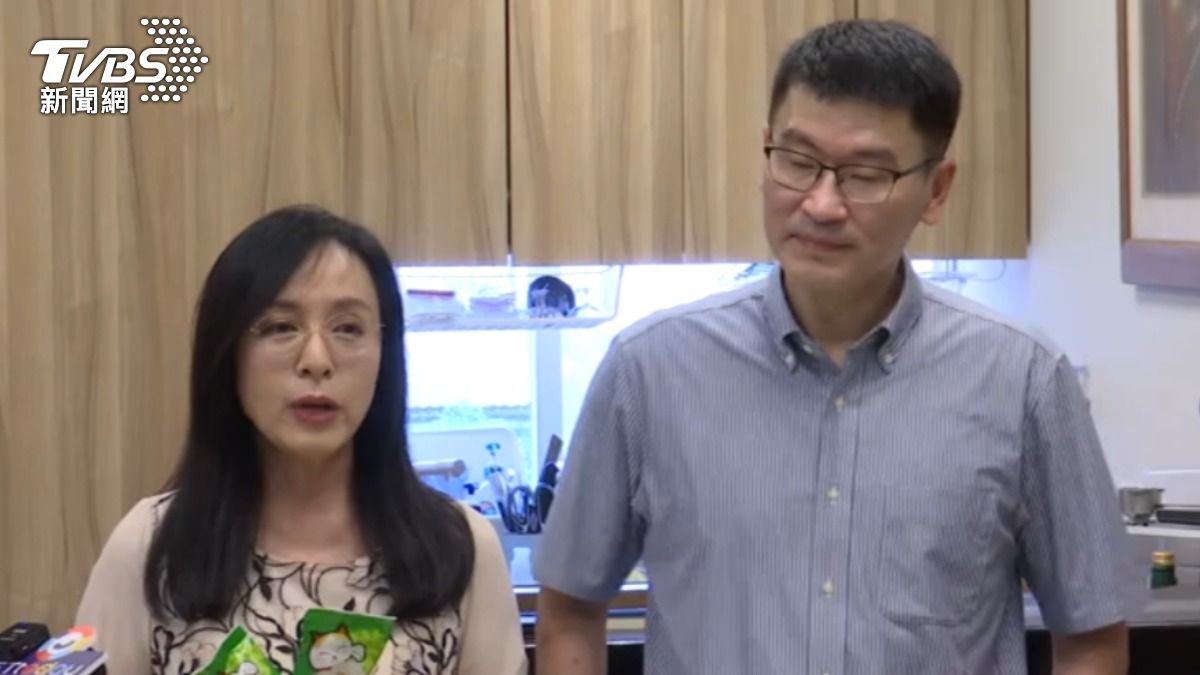 民進黨台東縣長參選人陳瑩昨天虧陸委會副主委梁文傑的「少去酒店」言論引發自家人不滿,紛紛在社群平台上留言要求其公開道歉。(圖/TVBS)