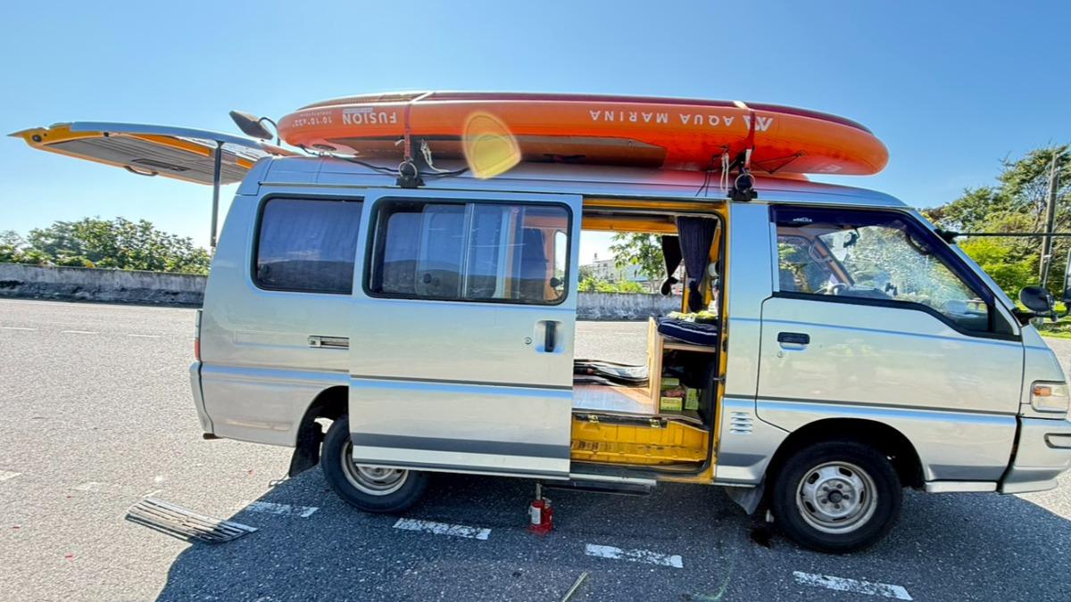 肇事駕駛第一時間使用千斤頂撐高車底,把卡在車底的騎士給拉出來。(圖/TVBS)