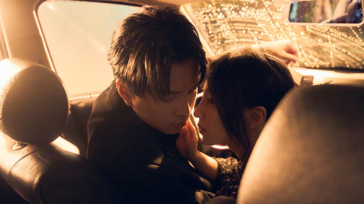 阿弟在新歌〈背光的角色〉MV裡和張寗上演浪漫吻戲。（圖／相信音樂提供）