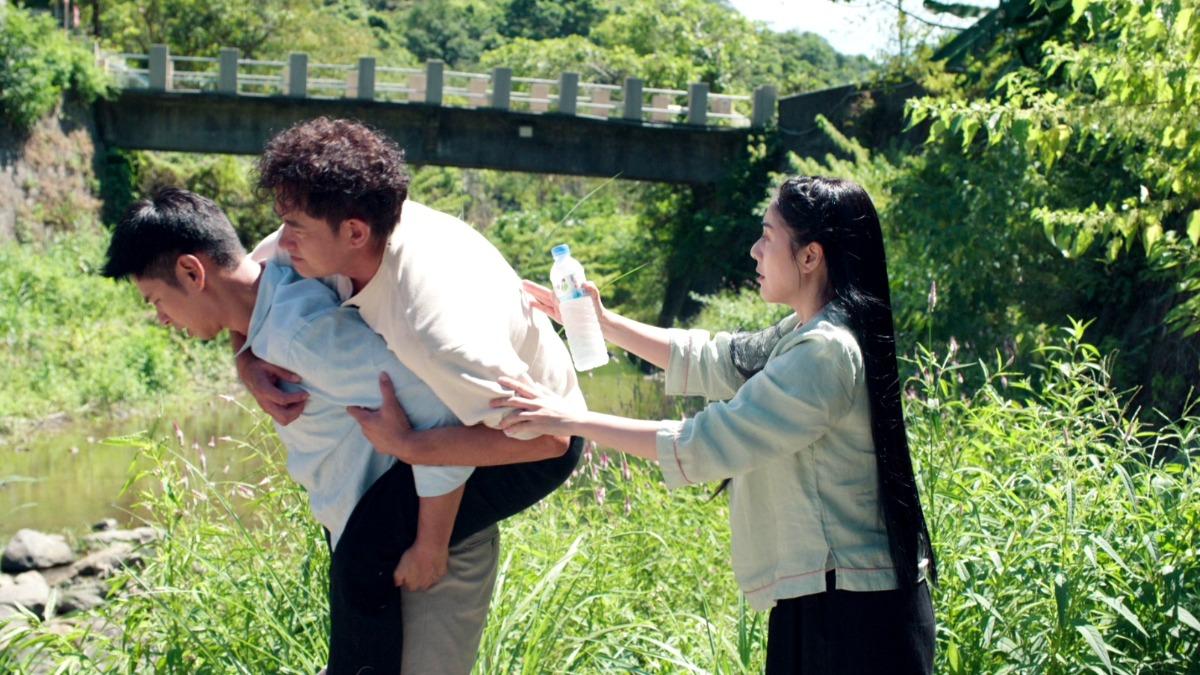 動作戲真摔!柯叔元滾下斜坡 楊子儀目睹「驚險場面」:擔心慘了