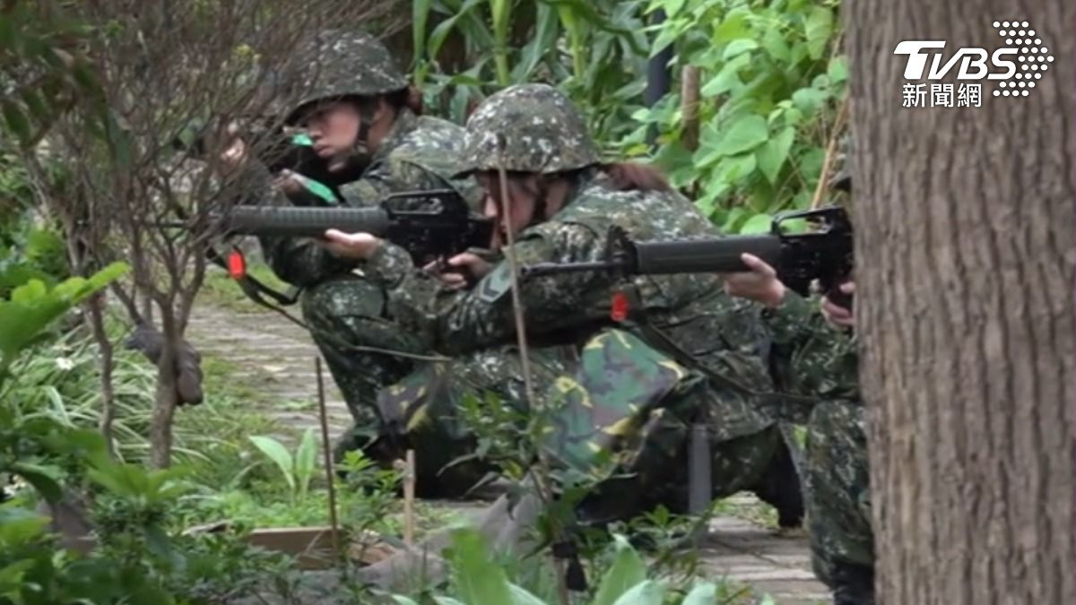 國防部研擬修法,未來女性退伍官士兵將比照男性改為強制教召。(圖/TVBS)