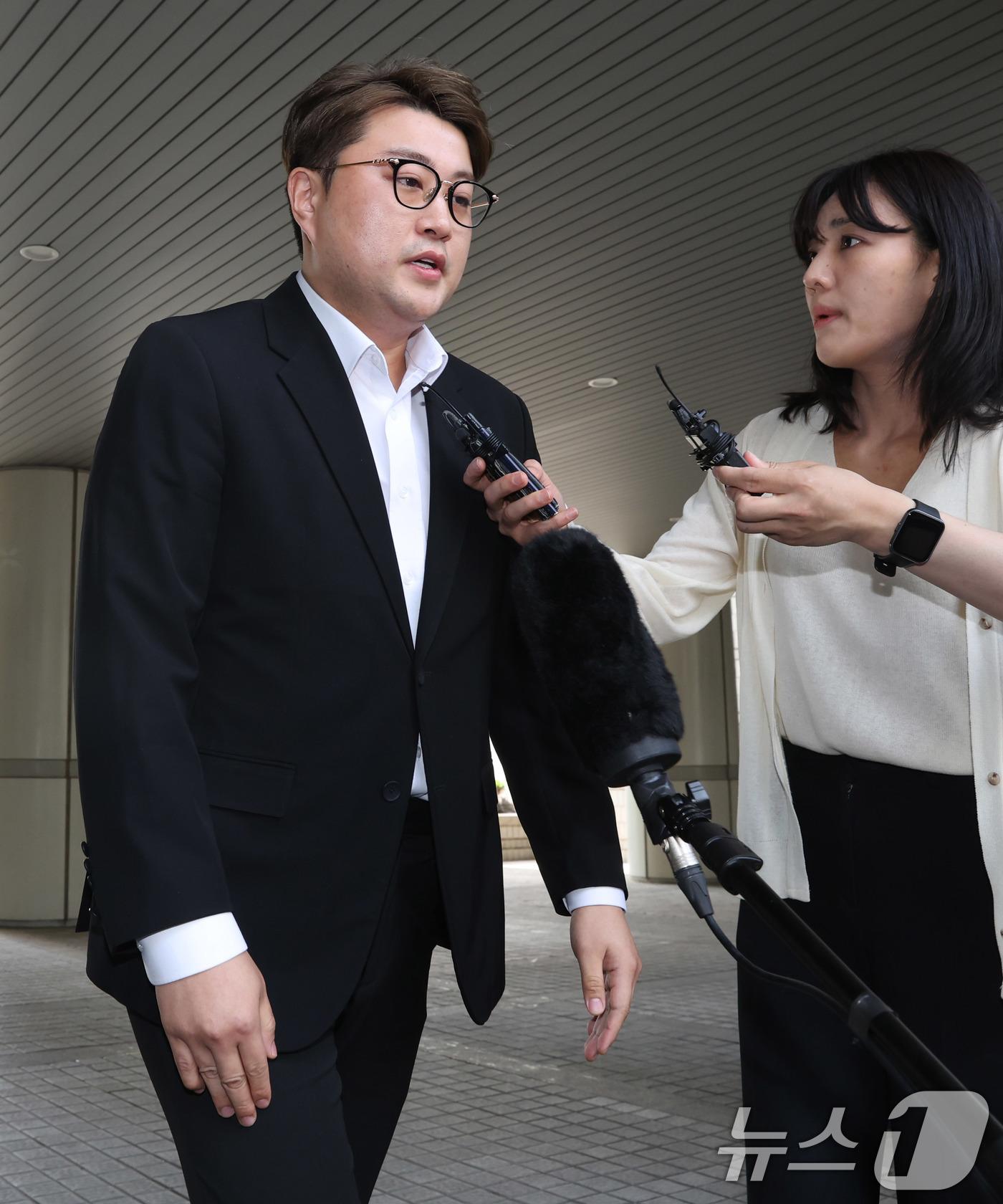 當時金浩仲在媒體前道歉。(圖/news1提供)
