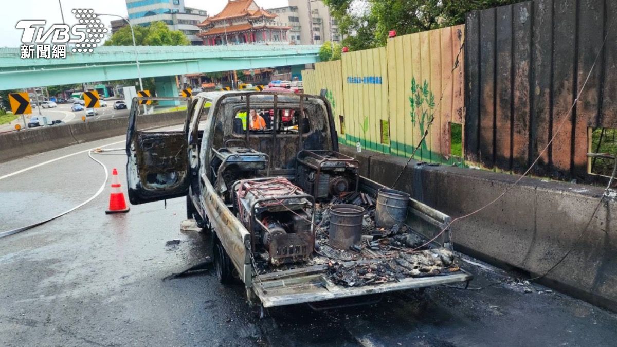 小貨車駕駛發現起火趕緊靠邊逃生。(圖/TVBS)