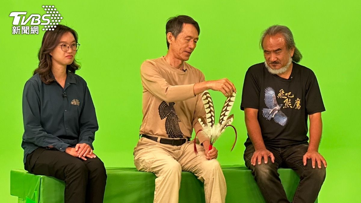 孫元勳教授(中)特別帶熊鷹羽毛北上,談熊鷹羽毛的珍貴及仿生羽毛的必要。(圖/陳詩璧攝)