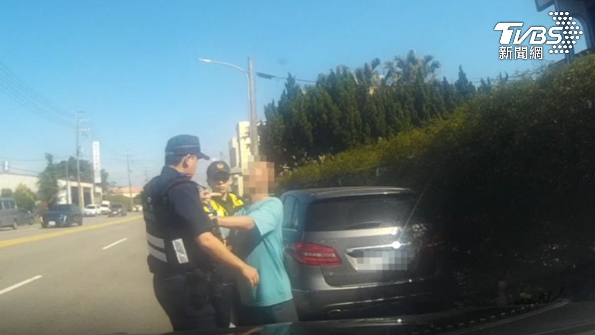 男子情緒失控動手推警,2名員警實施強制管束,將人壓制在地。(圖/TVBS)
