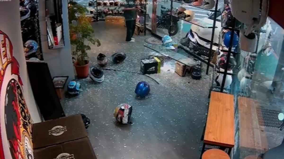 媽媽載3歲童毒駕，撞車又衝店家，安全帽灑滿地。（畫面來源／店家提供）