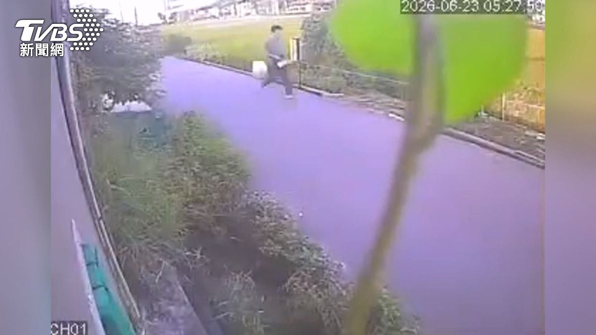 男逆向撞車側翻 趴地翻包包狂奔逃。(圖/TVBS)