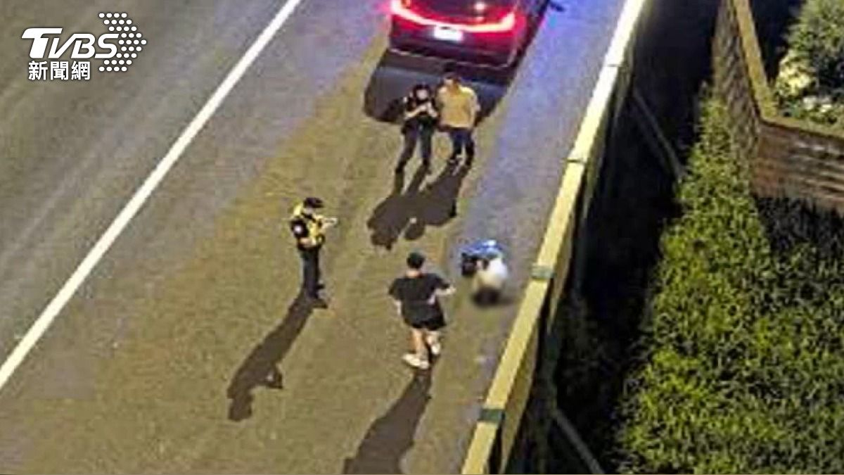 吵到司機停車!妻下車秒跌倒「頭手挫傷」 躺國道路肩不肯起身。(圖/TVBS)