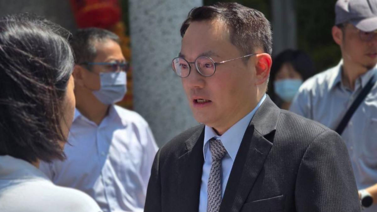 王志銘妻子與刑大隊長鄢志豪彼此彎腰鞠躬致意。（圖／民眾提供）