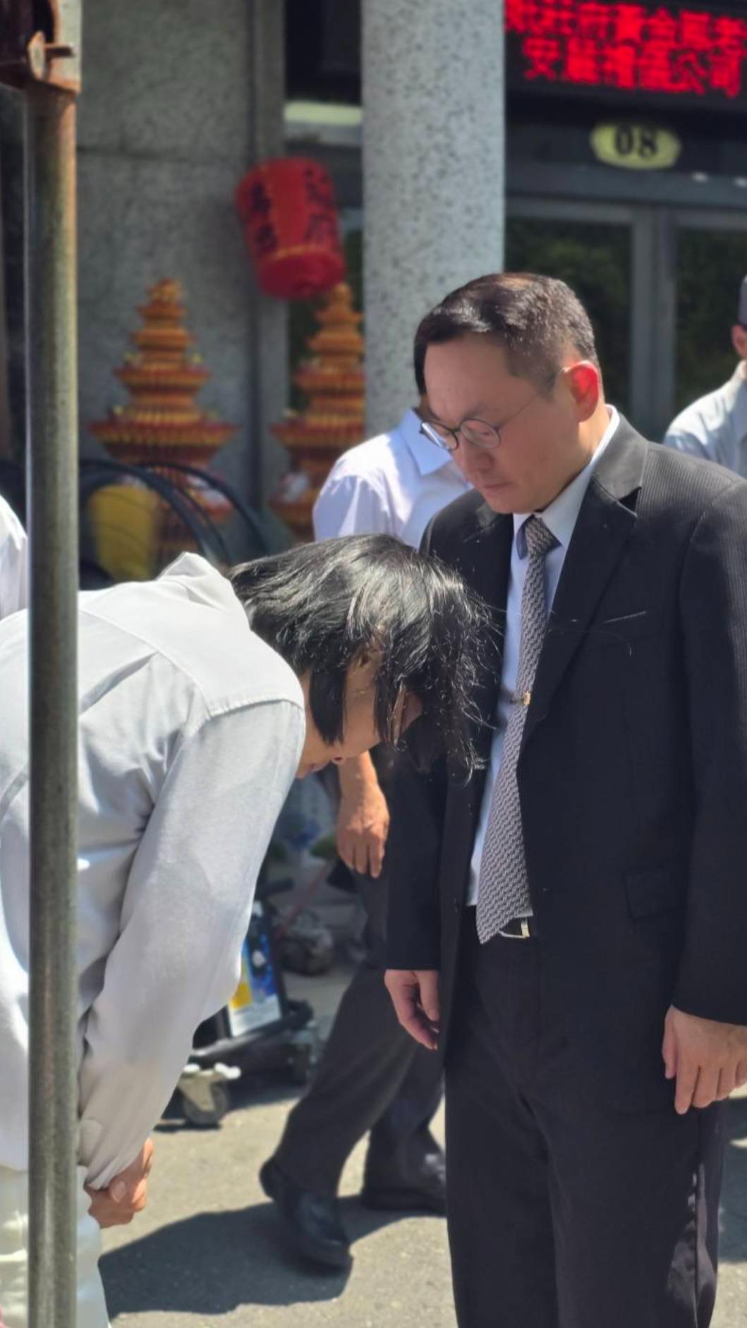 王志銘妻子與刑大隊長鄢志豪彼此彎腰鞠躬致意。（圖／民眾提供）