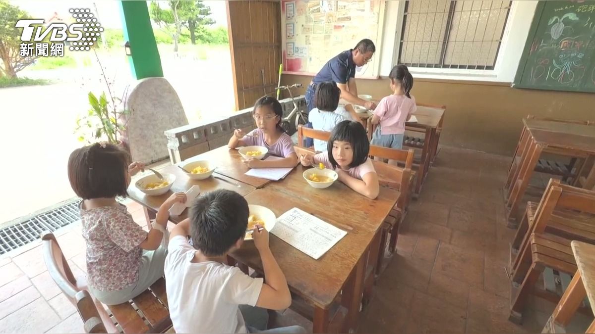 學生秀「100分考卷」換冰 國考也適用。(圖/TVBS)