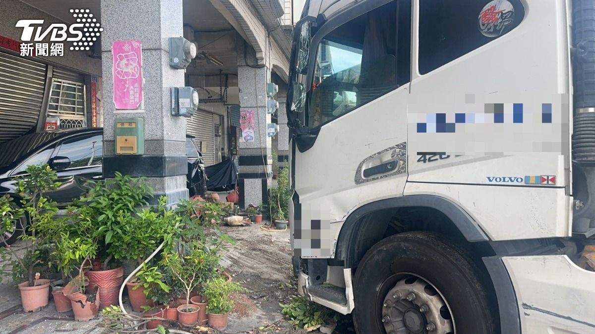 彰化聯結車撞民宅!駕駛涉「毒駕、藏改造槍」 遭檢方聲押